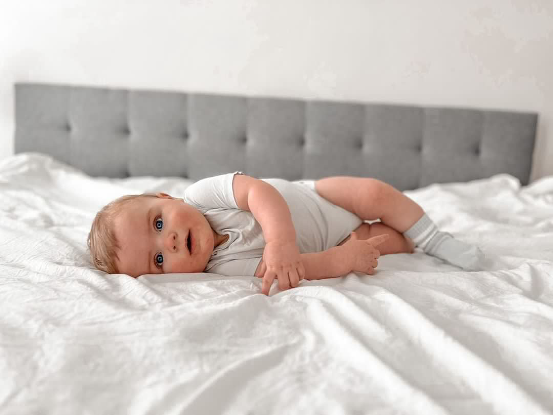 Short Sleeve Bamboo Bodysuit in Cloud